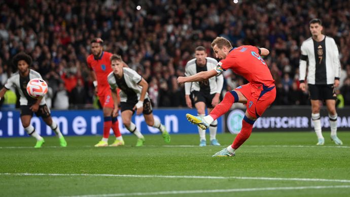 Harry Kane ghi bàn trong trận Anh 3-3 Đức