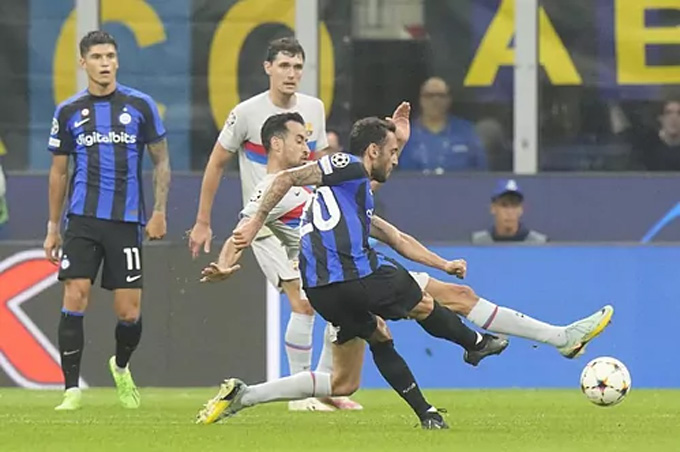 Calhanoglu ghi bàn vào lưới Barcelona